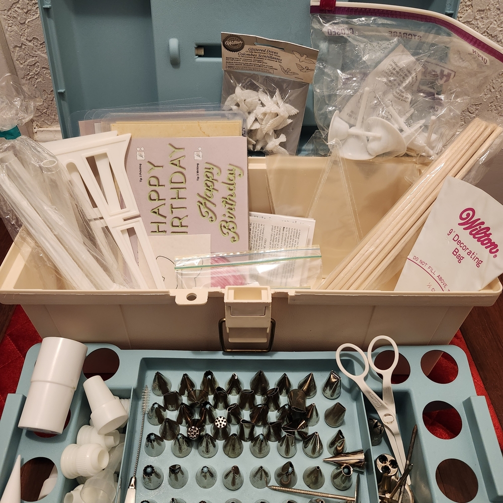 Wilton Cake Decorating Kit -Tool Caddy- with MANY Tips and Tools